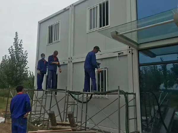 輕鋼房屋外墻保溫聚氨酯發泡噴涂施工