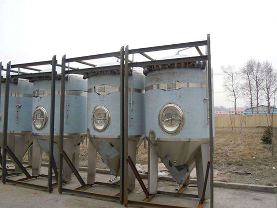 啤酒罐聚氨酯發泡填充夾層 發泡機(圖1) 啤酒罐聚氨酯發泡填充夾層