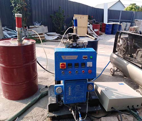 彩鋼瓦屋頂噴聚氨酯發泡機(圖2) Q2600聚氨酯發泡機